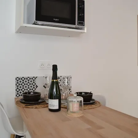 Modern Seafront Apartment *